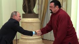 Путин връчи руския паспорт на Стивън Сегал