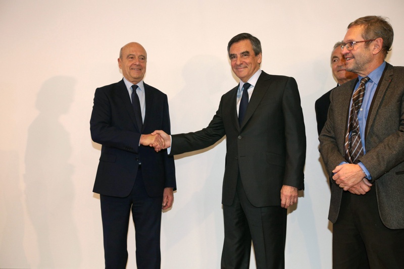 Ален Жупе (вляво) поздрави съперника си Фийон за победата в първичните избори на десницата