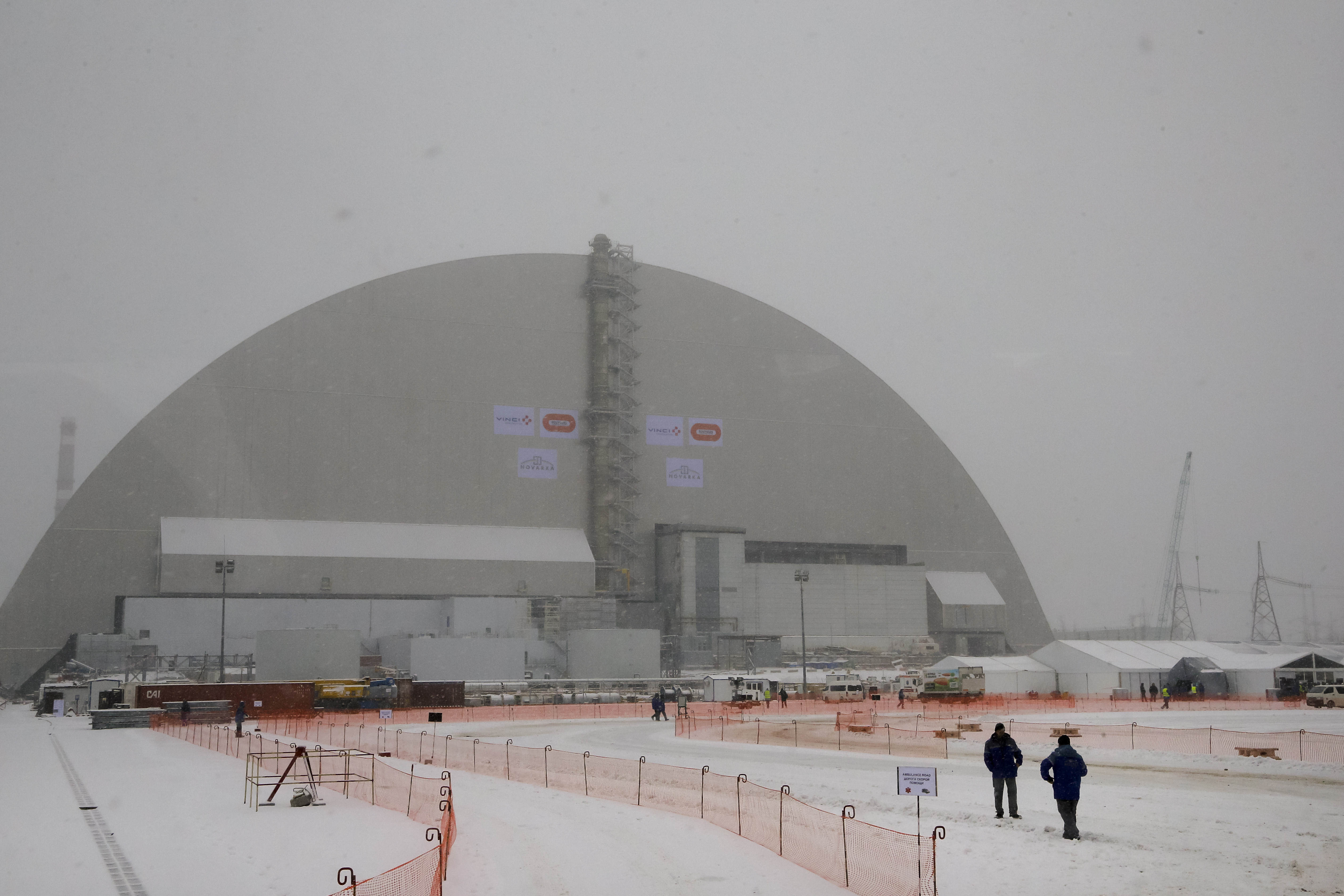 Ново защитно съоръжение бе монтирано над стария саркофаг Чернобилската АЕЦ