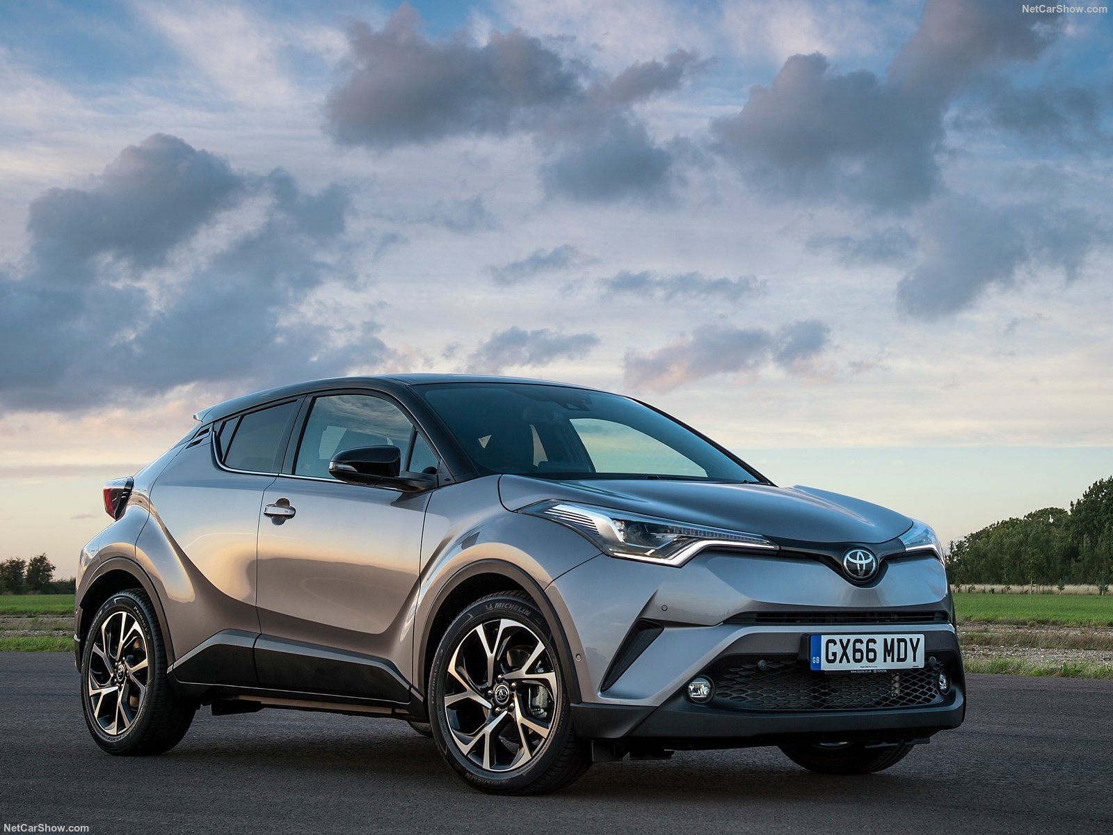 Toyota C-HR е първият SUV с хибридната технология на Prius