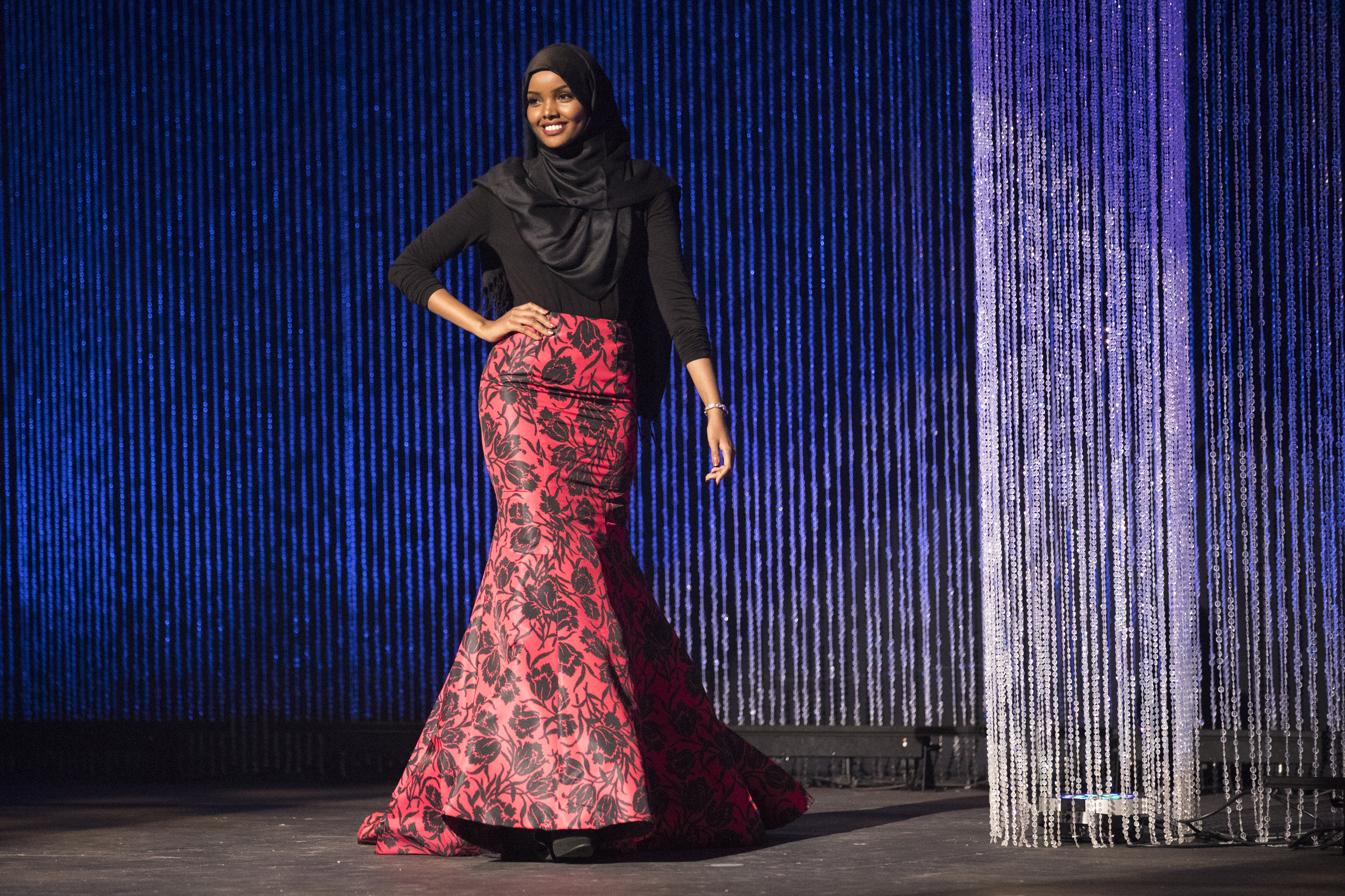 За първи път: Мюсюлманка дефилира с хиджаб на ”Мис Минесота”