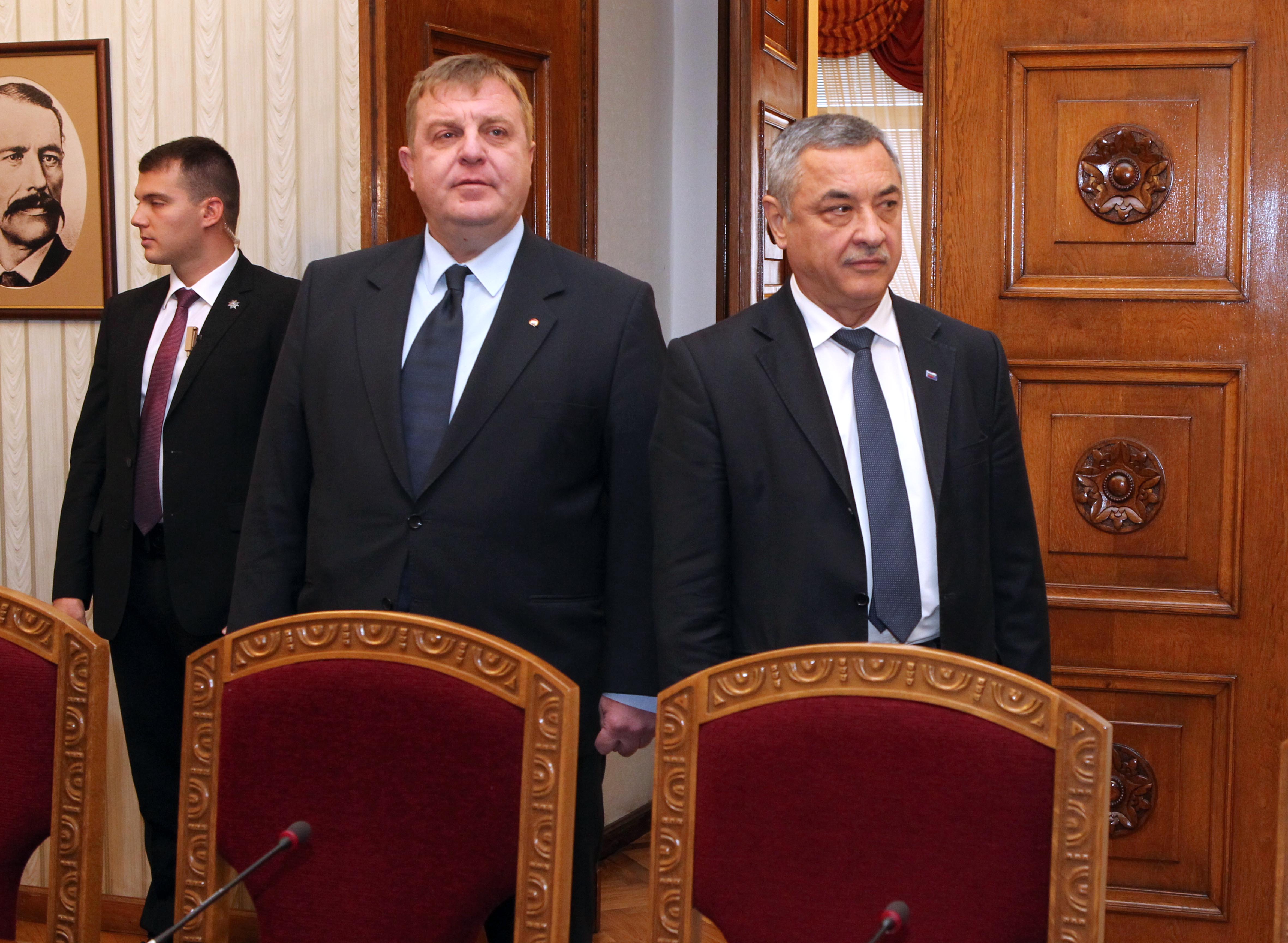 Съпредседателите на ПФ Валери Симеонов (вдясно) и Красимир Каракачанов едновременно атакуваха ГЕРБ по две телевизии