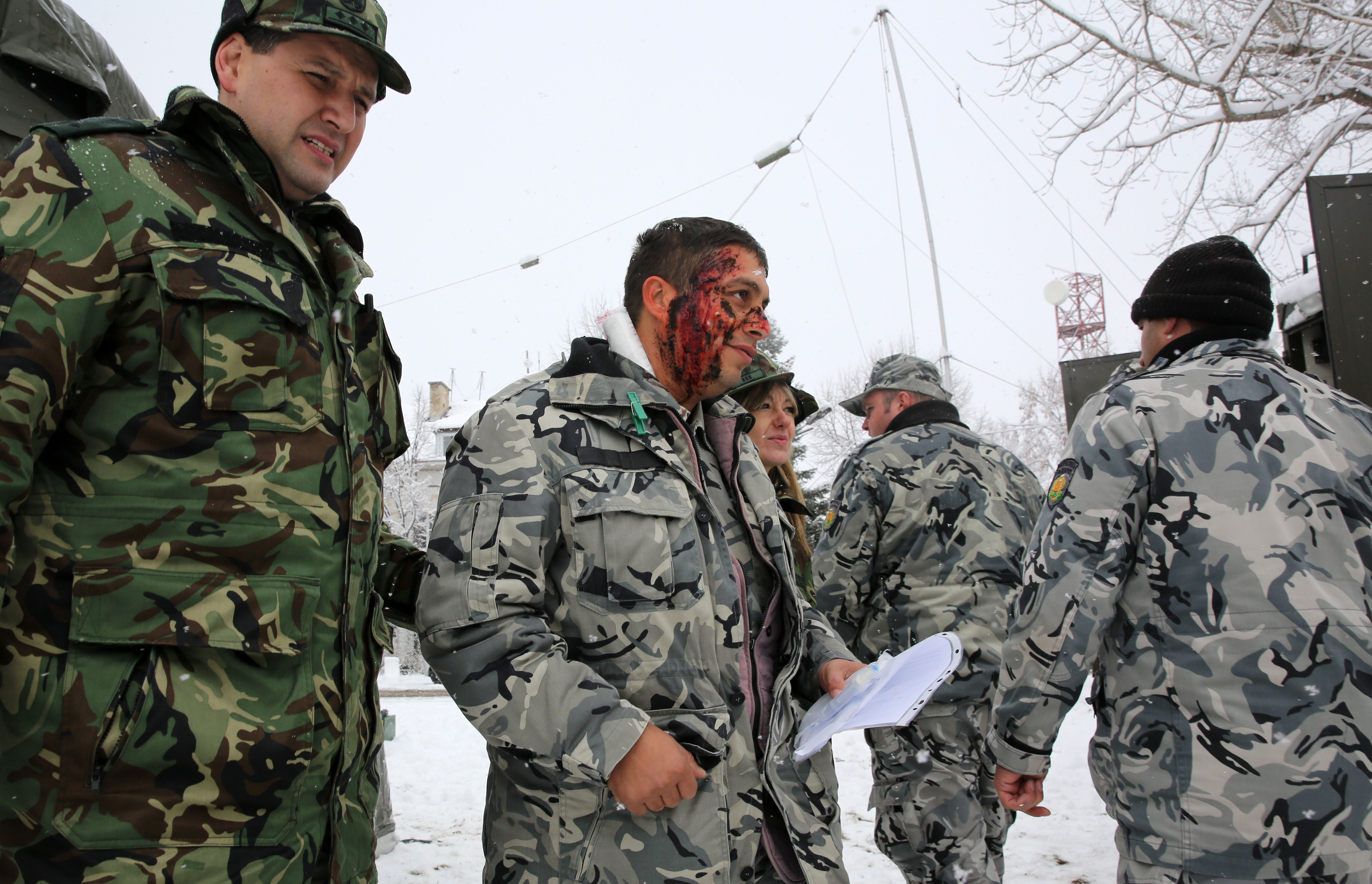 Военни лекари проведоха учение на летище (снимки)