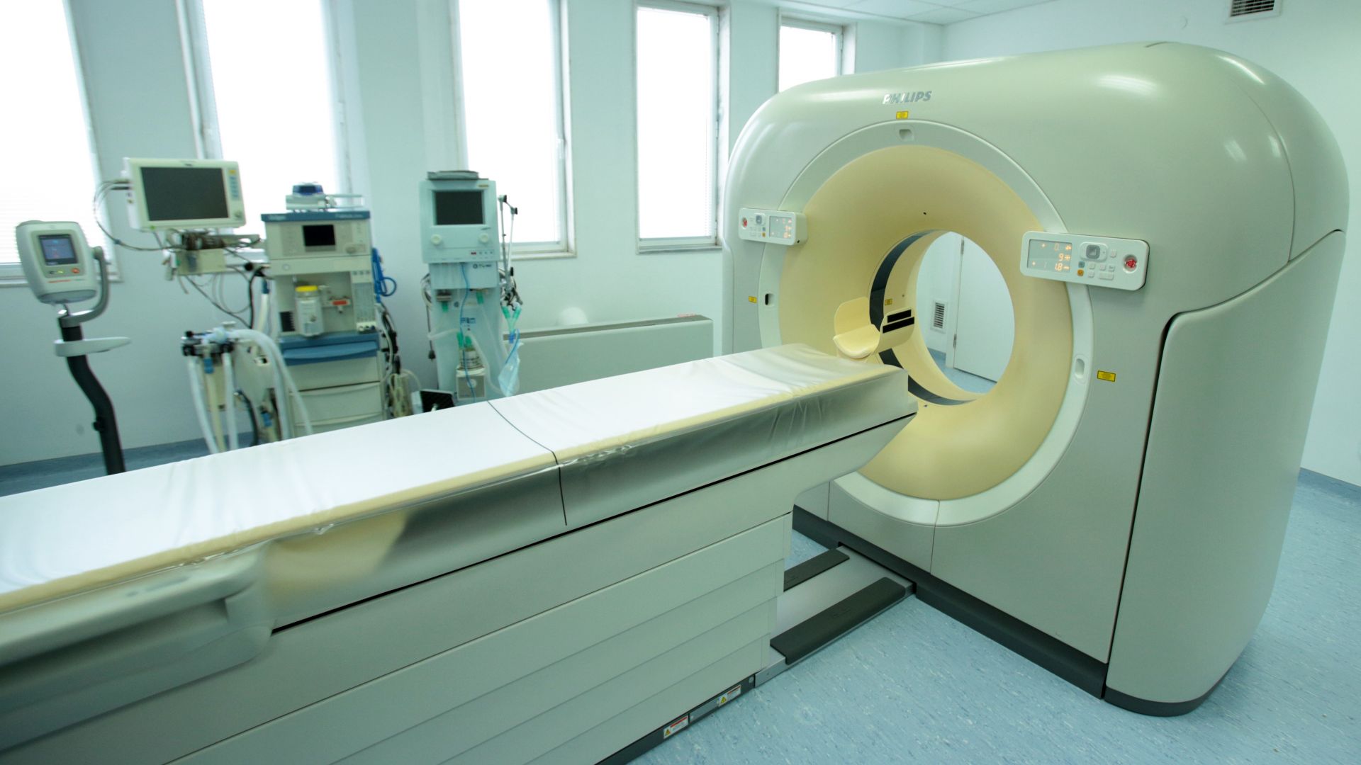 Лекари забравиха възрастна жена в скенер за 6 часа Случаят