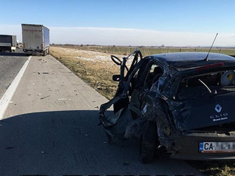 ТИР помете кола с 2 бебета в аварийната лента