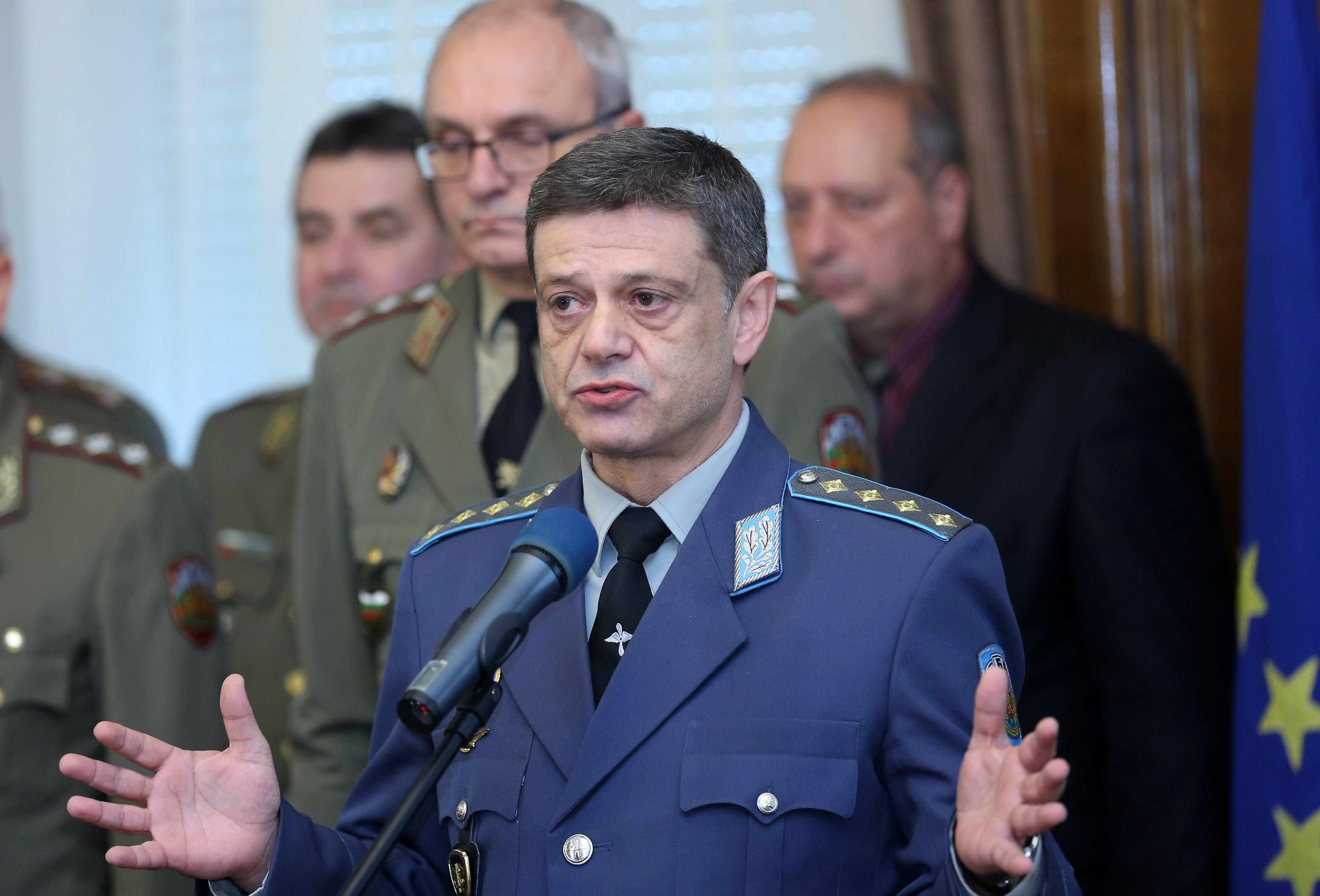 През декември Константин Попов подаде оставка като началникът на отбраната и засвидетелства лоялност към ГЕРБ