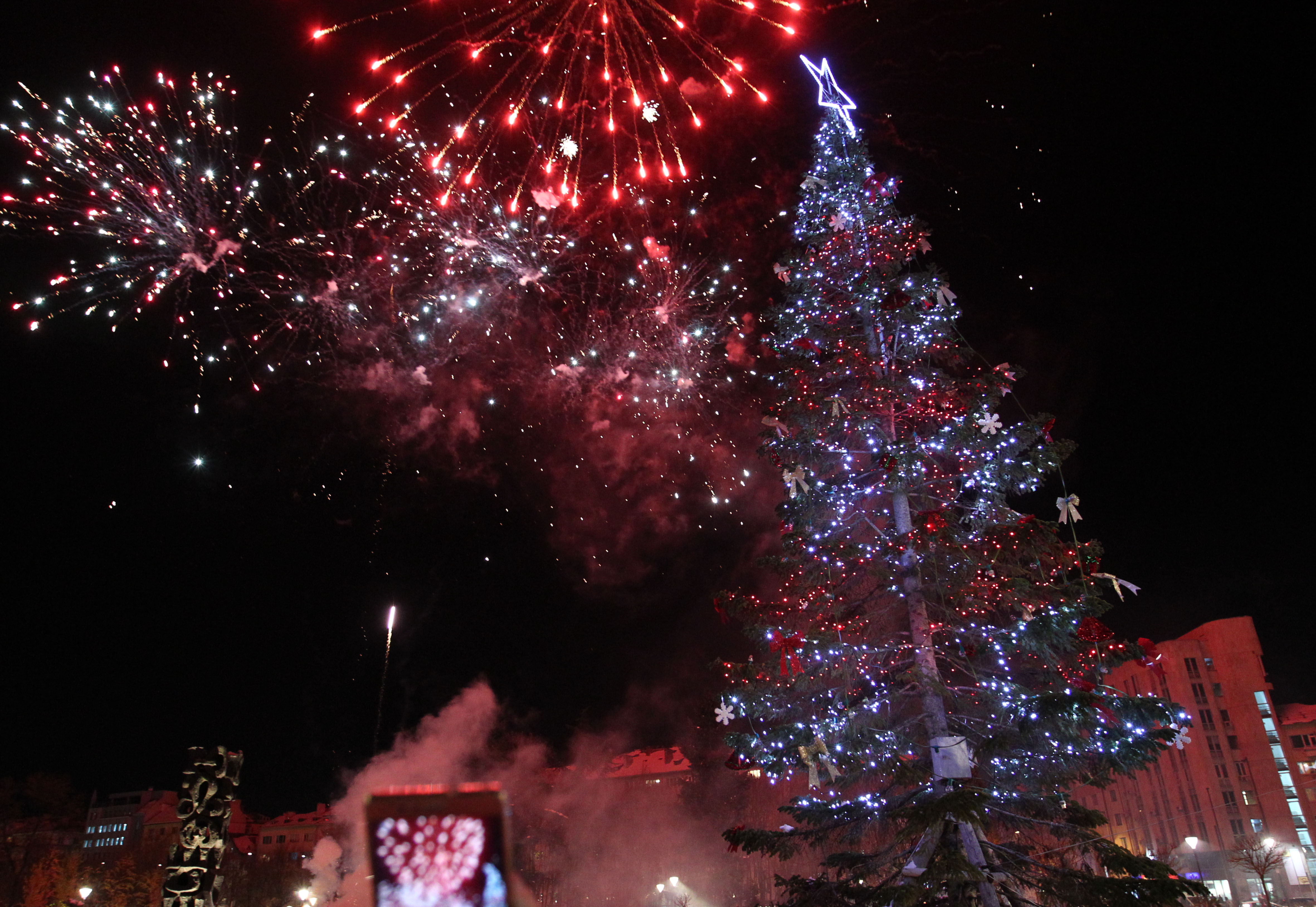 Коледната елха в Софияв градинката пред НДК