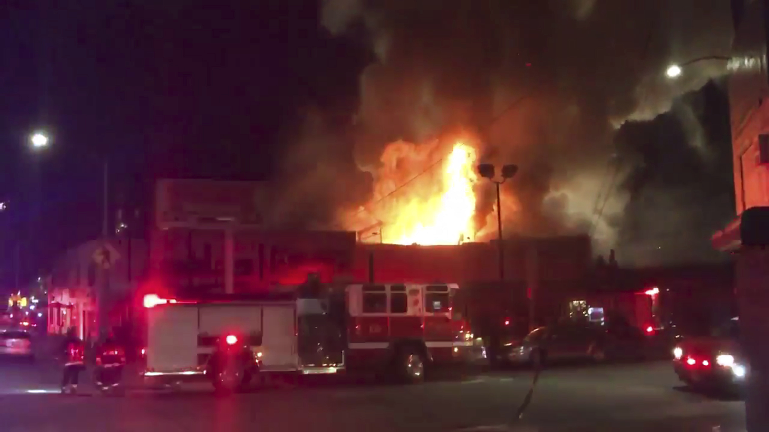 Пожар избухна по време на рейв парти в американския град Оукланд