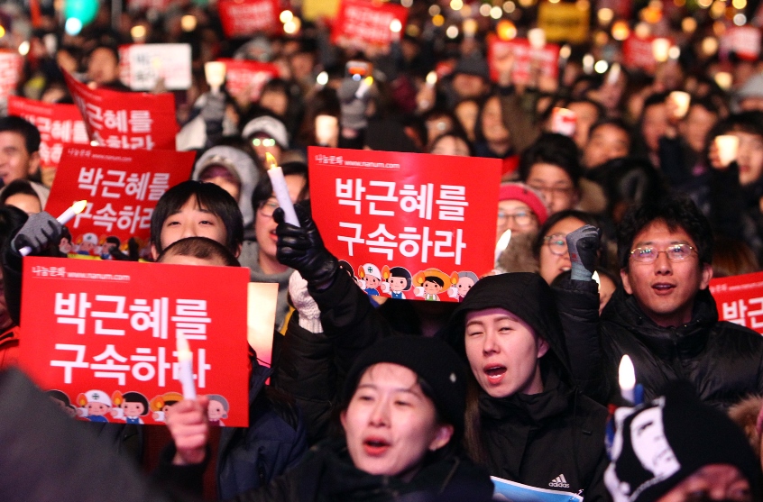 Стотици хиляди южнокорейци поискаха оставката на президента