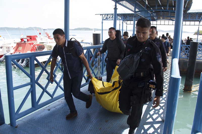 Индонезийски полицейски самолет падна в морето