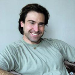 Шон Стоун прави филм по книга на баща си Оливър