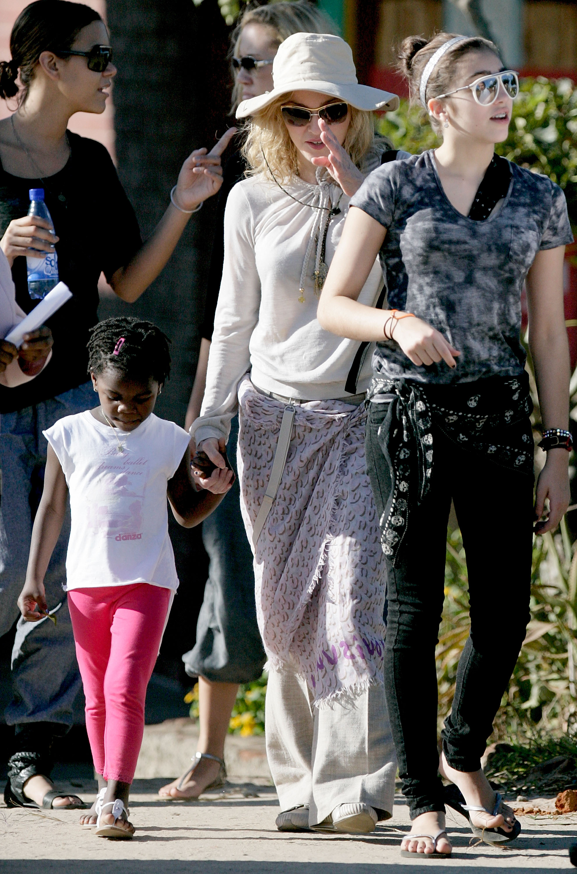 Мадона с дъщерите си Мърси Джеймс и Лурдес