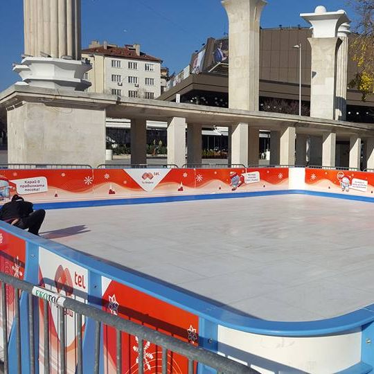 Безплатна ледена пързалка за децата във Варна