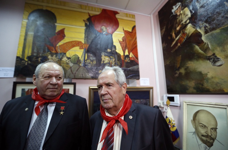 Членове на комунистическата партия на изложба ”Нашата Родина СССР”