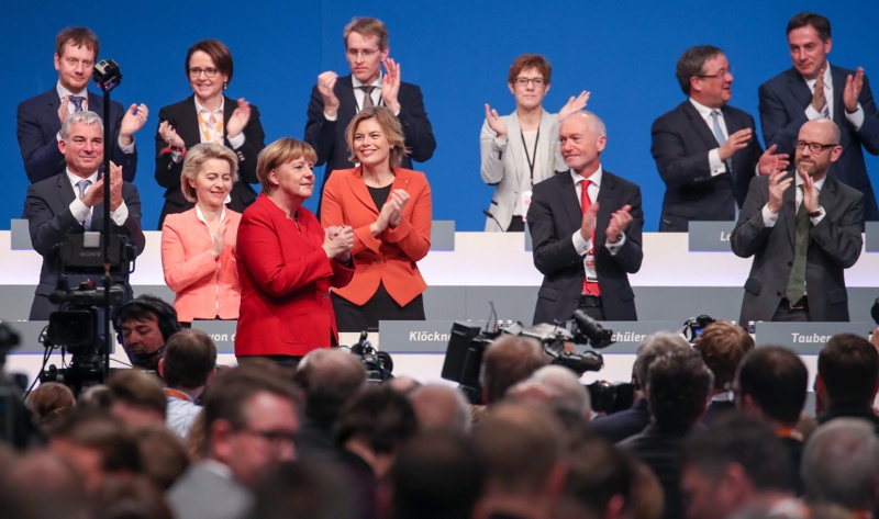 Меркел спечели бурни ръкопляскания, след като се обяви за забрана на бурките