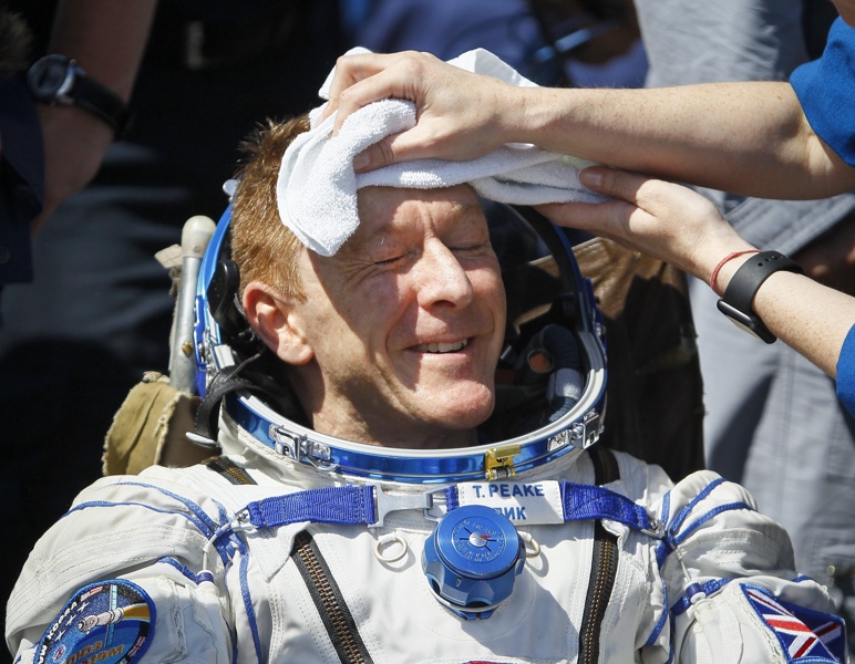Британският астронавт Тимъти Пийк след завръщането му от МКС, Казахстан, 18 юни 2016 г.