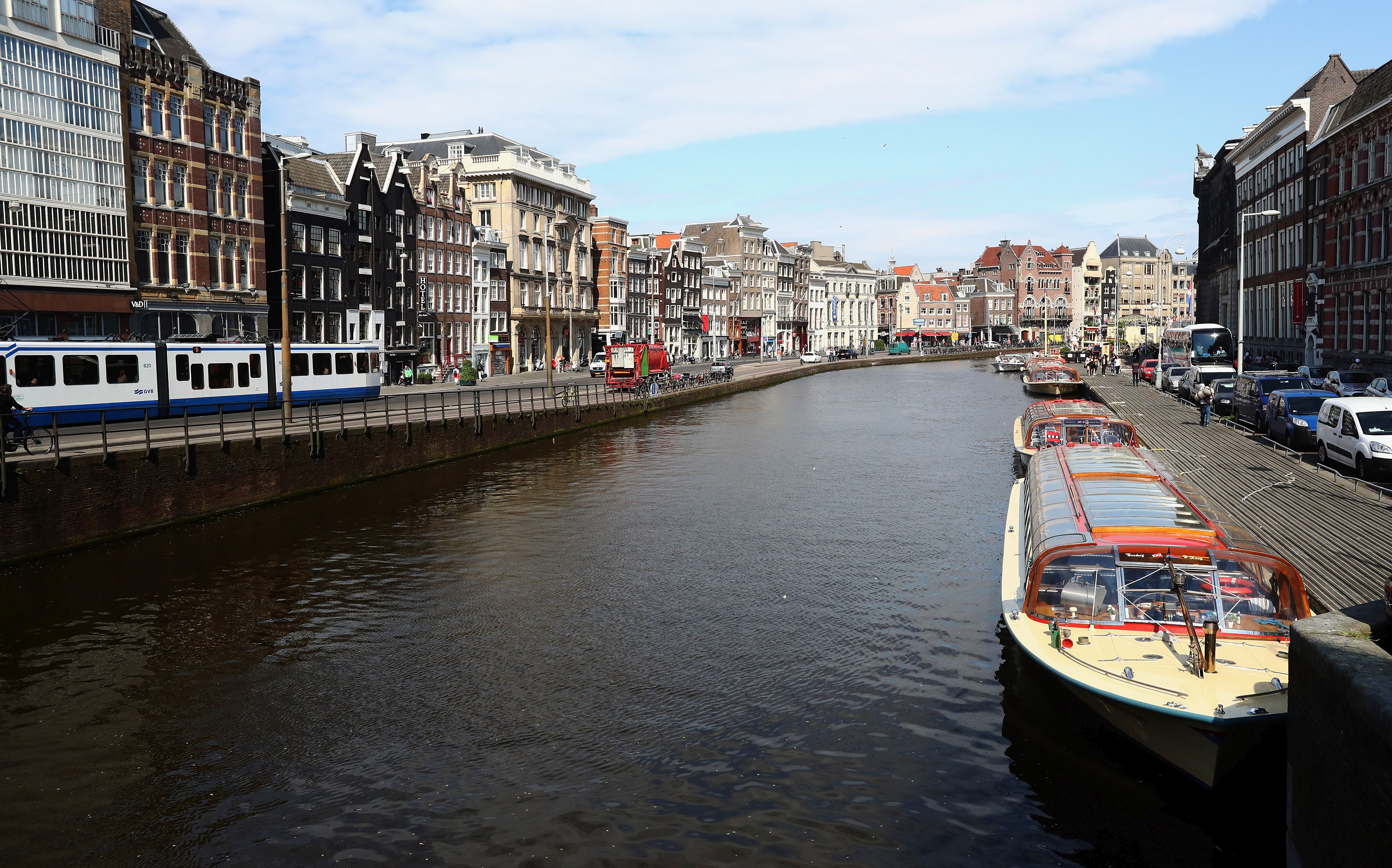 Амстердам се задръства от туристи, делът на Airbnb расте
