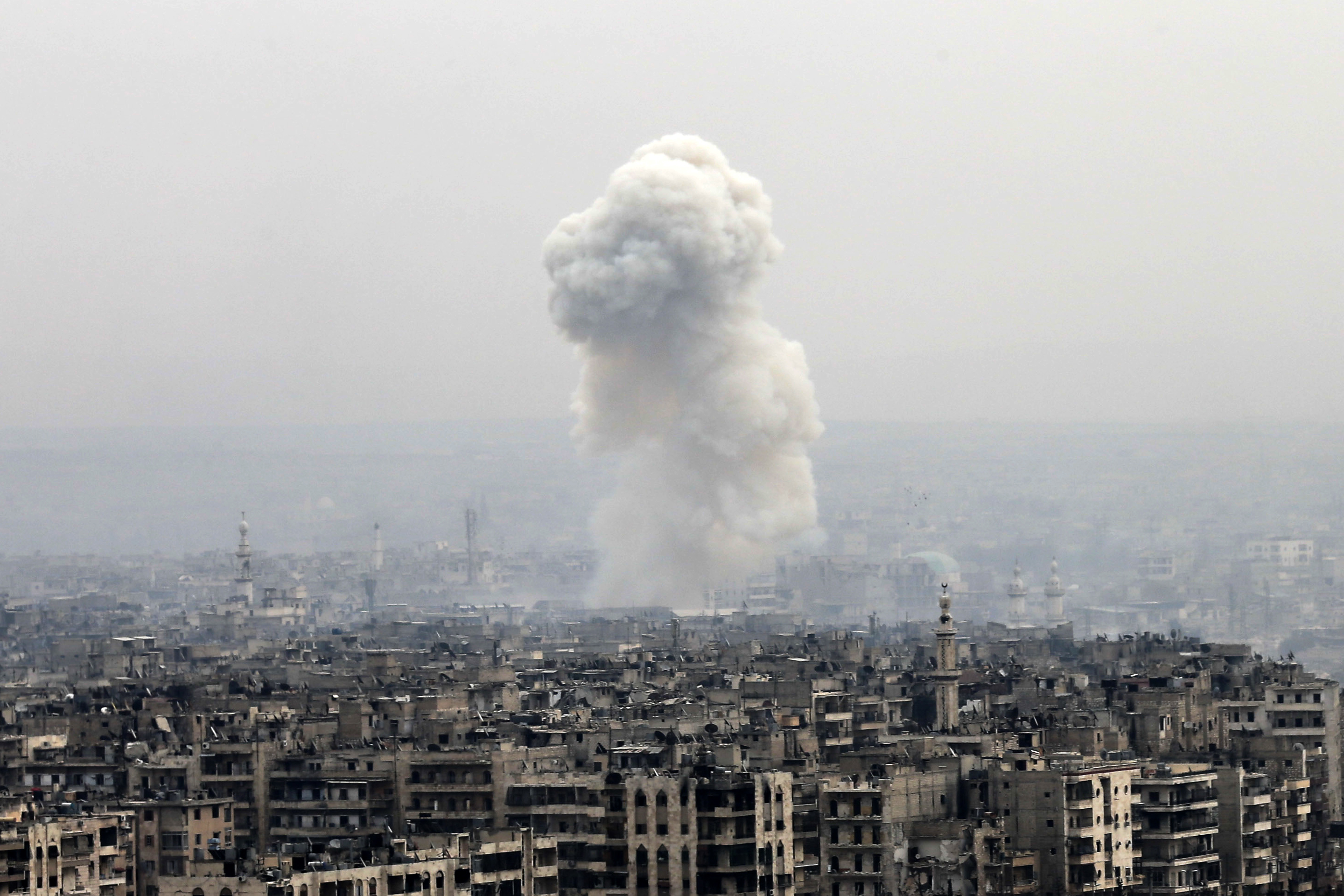 Дим след сирийски въздушен удар по позиции на бунтовниците в Източно Алепо на 5 декември