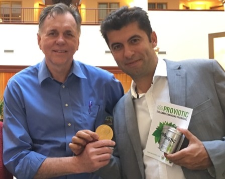 Нобеловият лаурят по медицина професор Бери Маршал с откривателя на българския пробиотик Кирил Петков