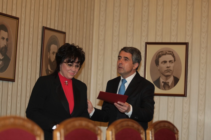 Корнелия Нинова връчи на президента червена папка, с която върна мандата