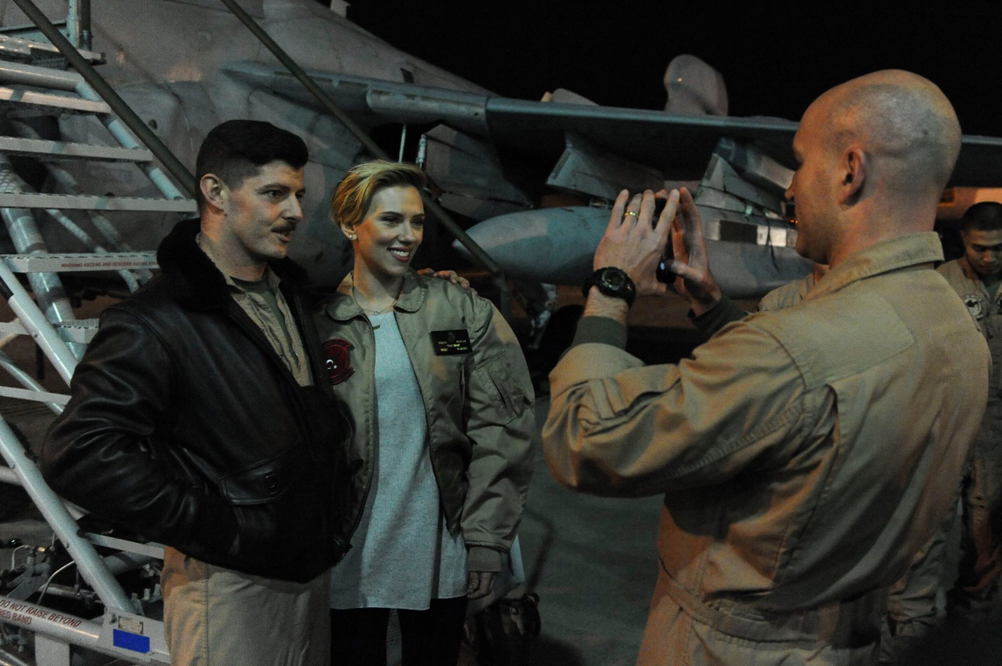 Скарлет Йохансон и Крис Евънс при американските военни в база Инджирлик