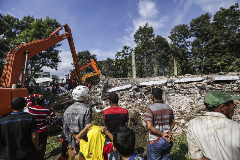 Силно земетресение удари Индонезия, десетки са загинали