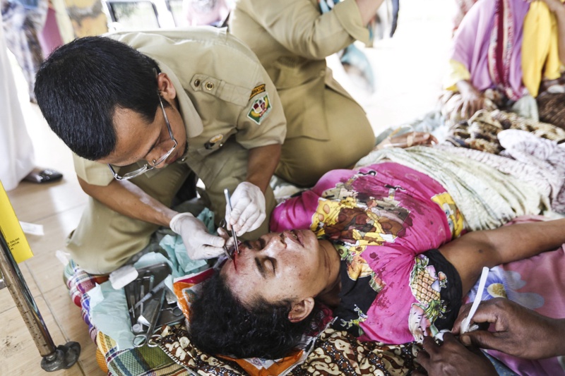 Спасители се грижат в коридора на болница за жина, ранена при земетресението в Суматра