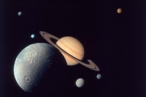 Апаратът “Касини“ направи първите снимки в пръстените на Сатурн