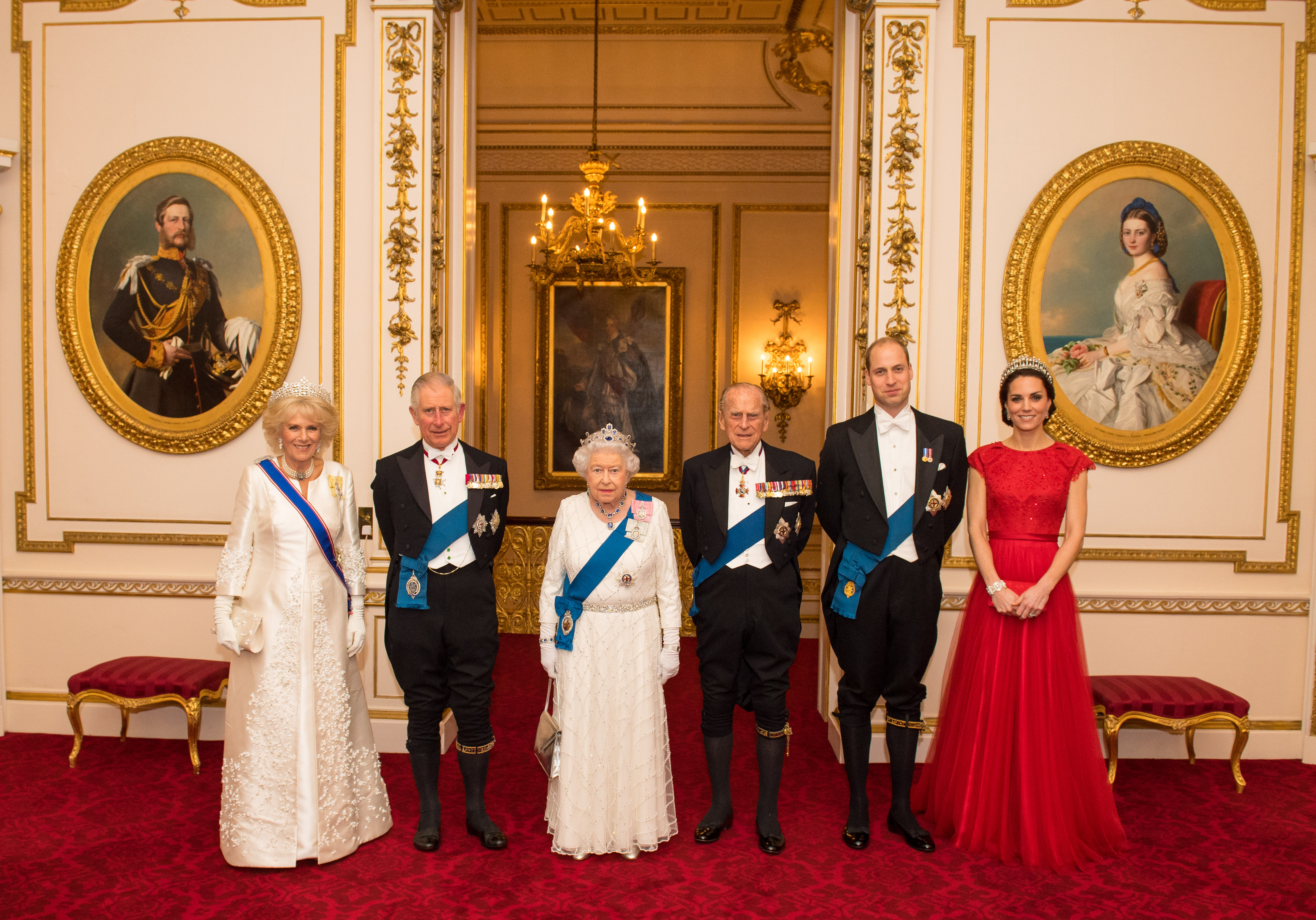 Елизабет II и кралското семейство се снимаха преди да приемат чужденстранните посланици в Бъкингамския дворец за годишния диплом