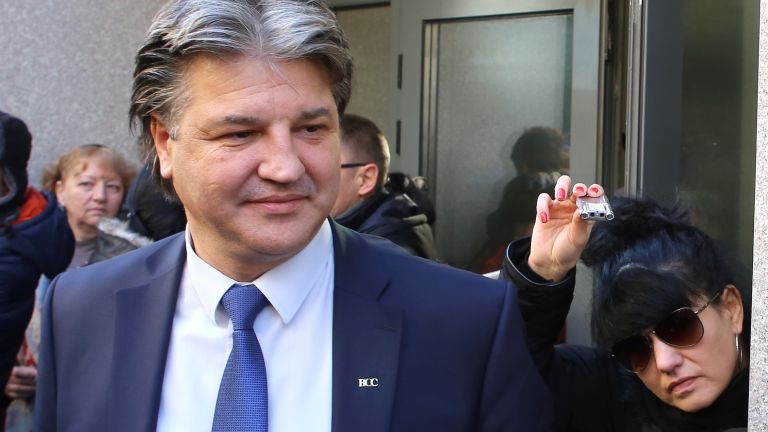 Използването спрямо когото и да било на специални разузнавателни средства