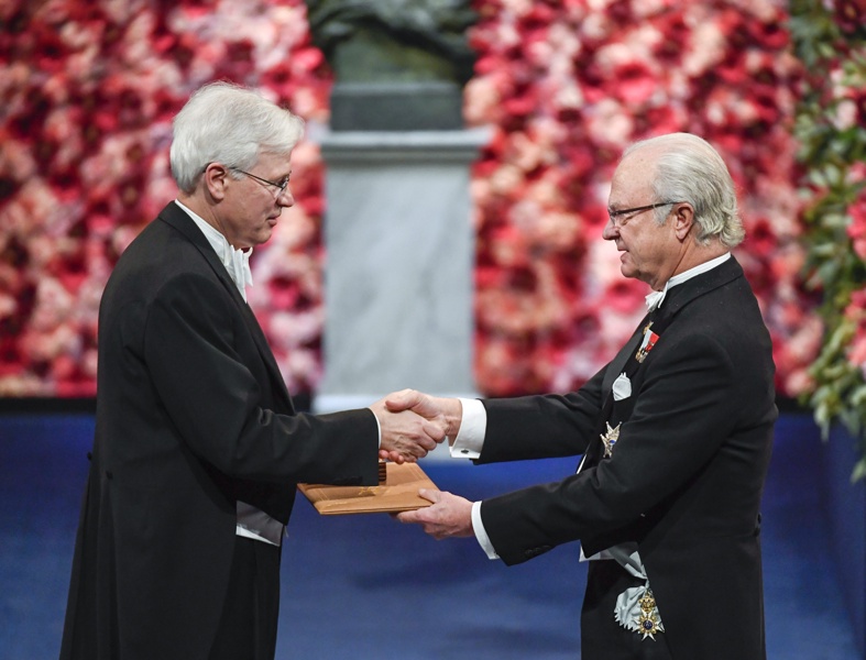 Финландецът Бенгт Холмстрьом получава от шведския крал Карл Шестнайсети Густав Нобелова награда за икономика