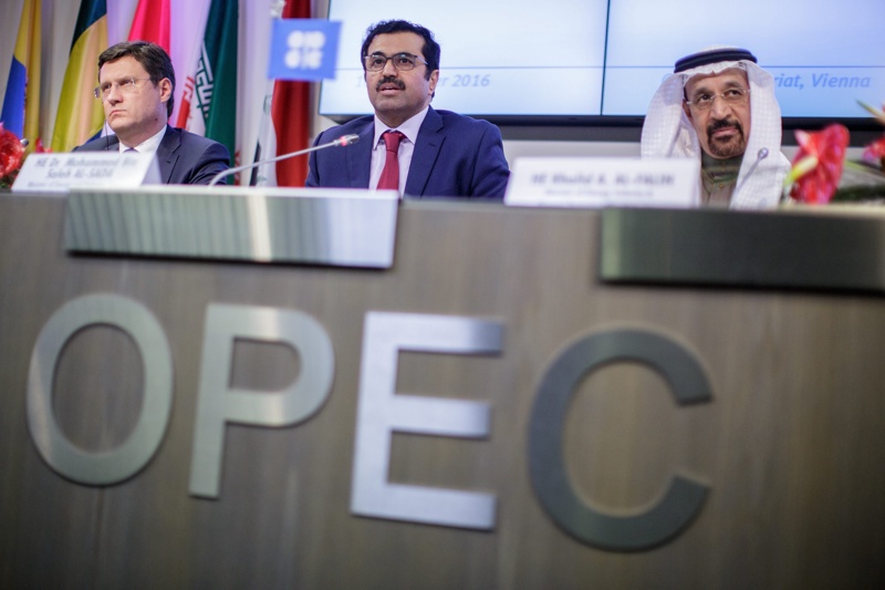 11 страни извън ОПЕК намаляват добива си на петрол