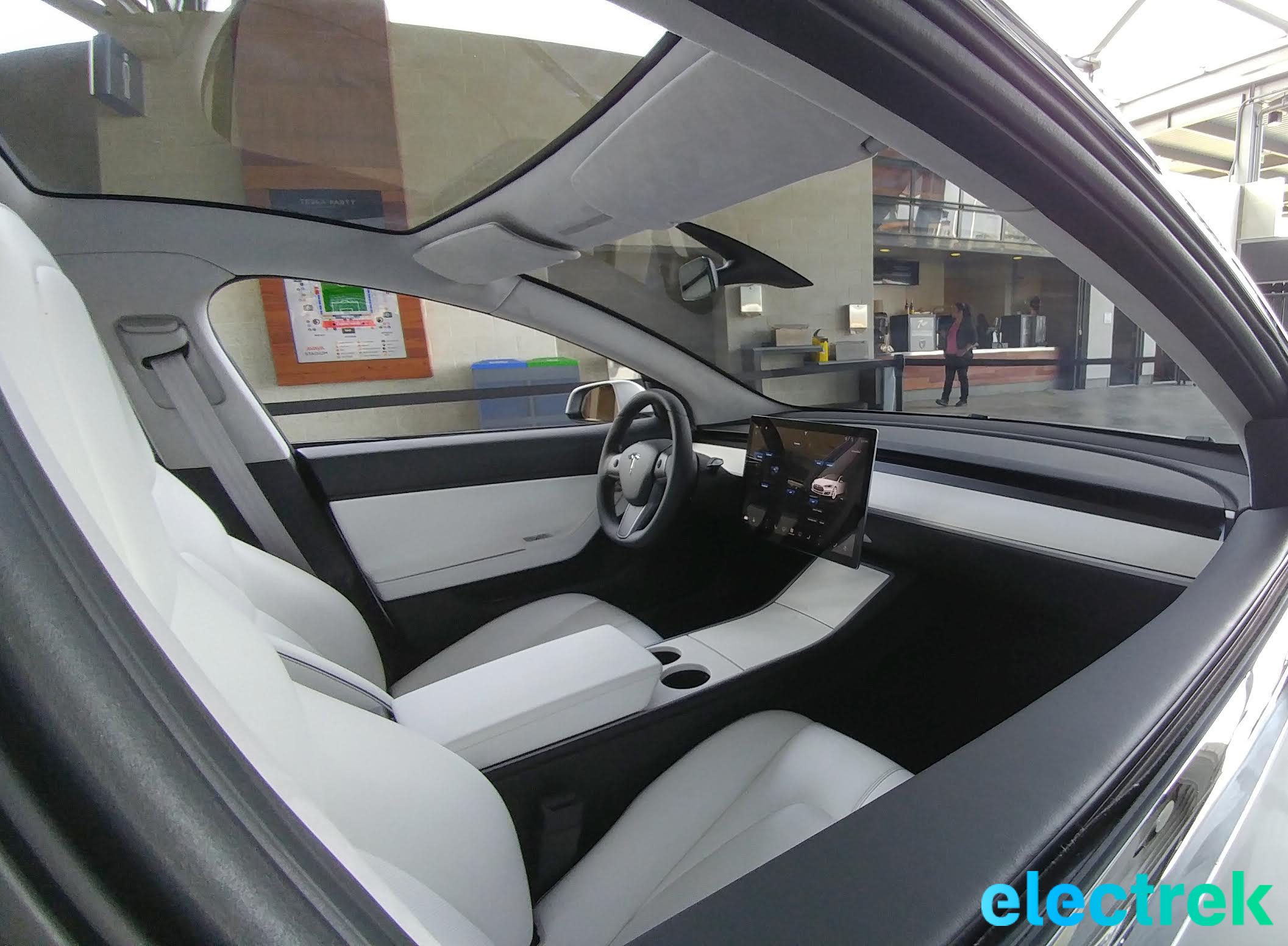 Седалките на Tesla Model 3 са застраховани от петна