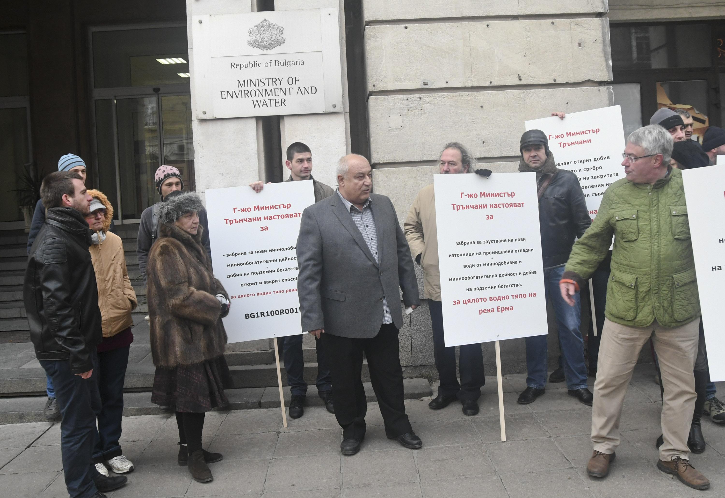 ”Евромакс сървисиз” оттегля инвестицията си от Трън