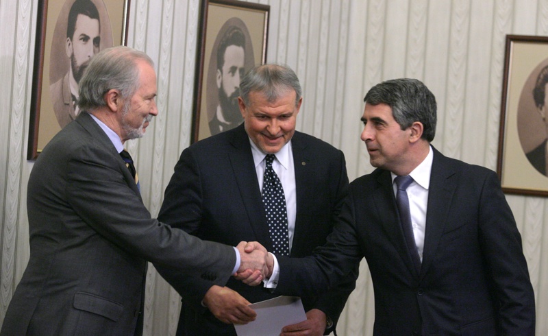 Борислав Великов и Румен Христов приеха мандата от президента