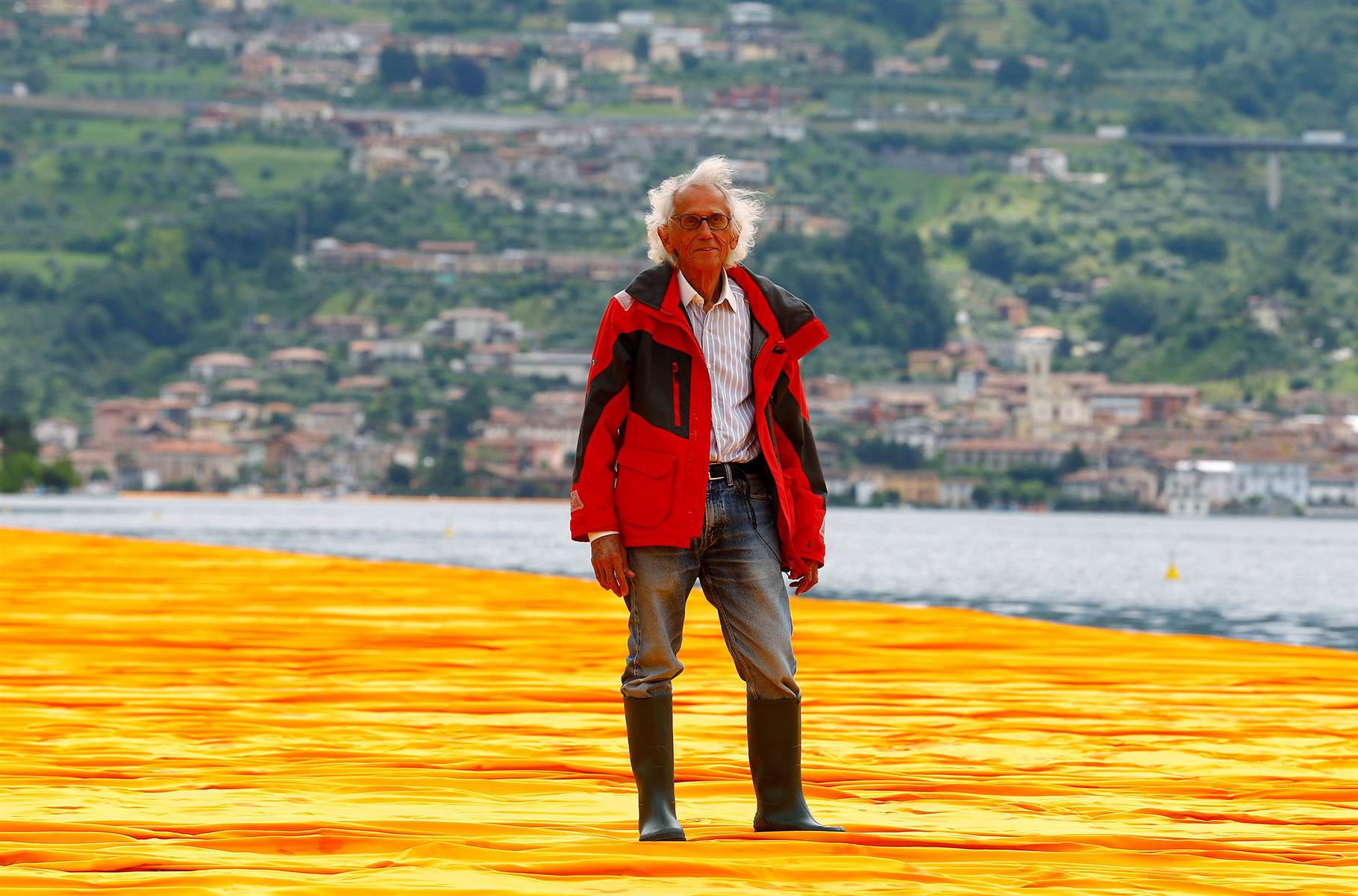 Кристо на инсталацията ”Плаващи кейове”, пожънала м. г. огромен успех в Италия