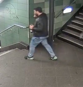 Бруталната атака бе заснета от охранителните камери на метрото