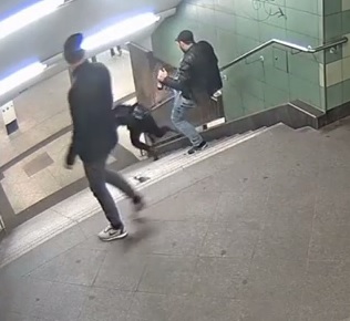 Българин е ритнал жената в берлинското метро
