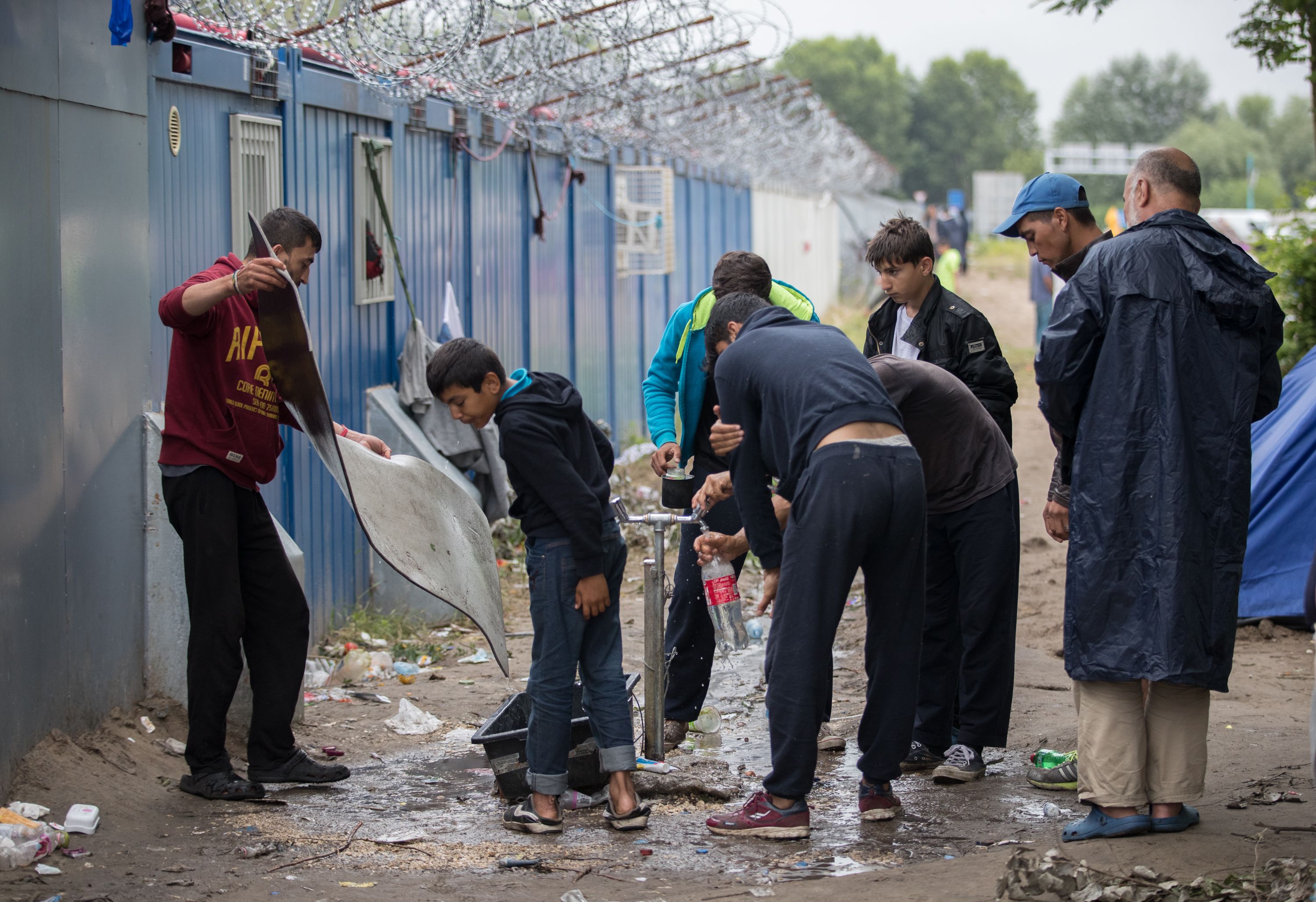 Унгария въвежда задържане на всички бежанци