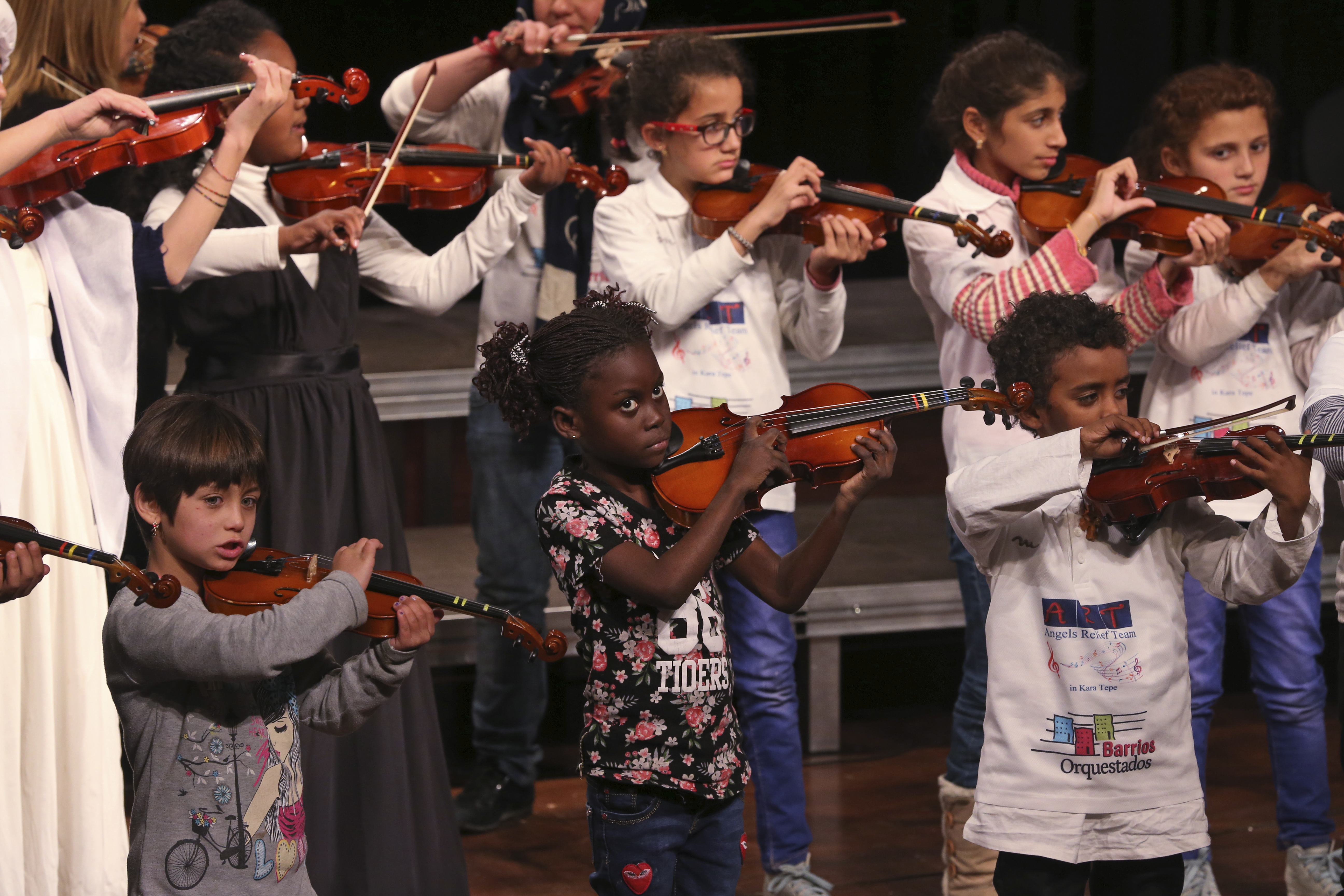 Деца на бежанци от Сирия и Еритрея, минали уроци по цигулка, свирят на концерт на гръцкия остров Лесбос