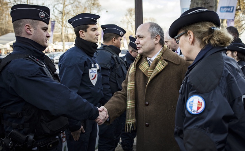 Френският сенат одобри удължаване на извънредното положение