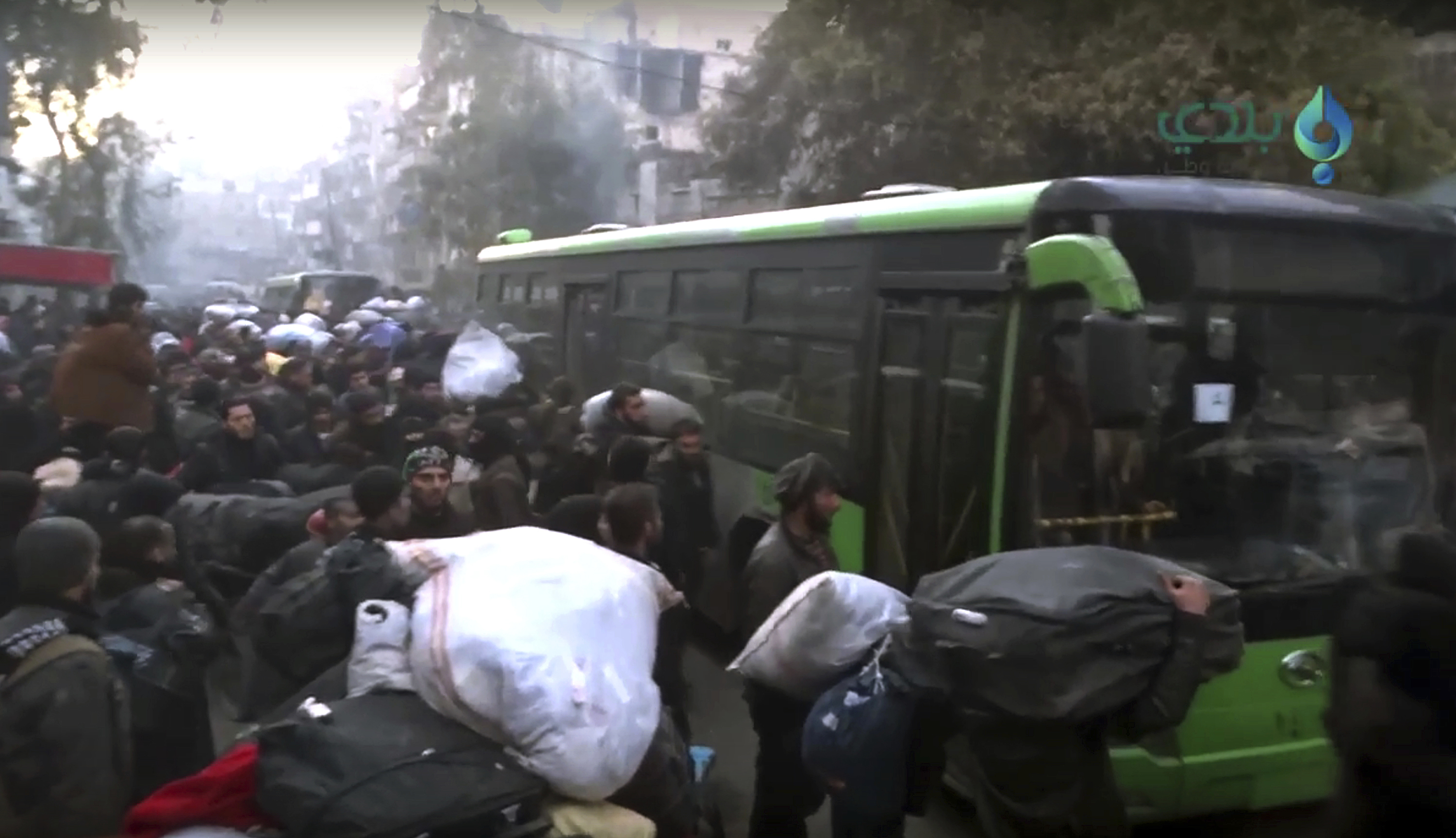 Близо 8000 цивилни вече са евакуирани от Алепо