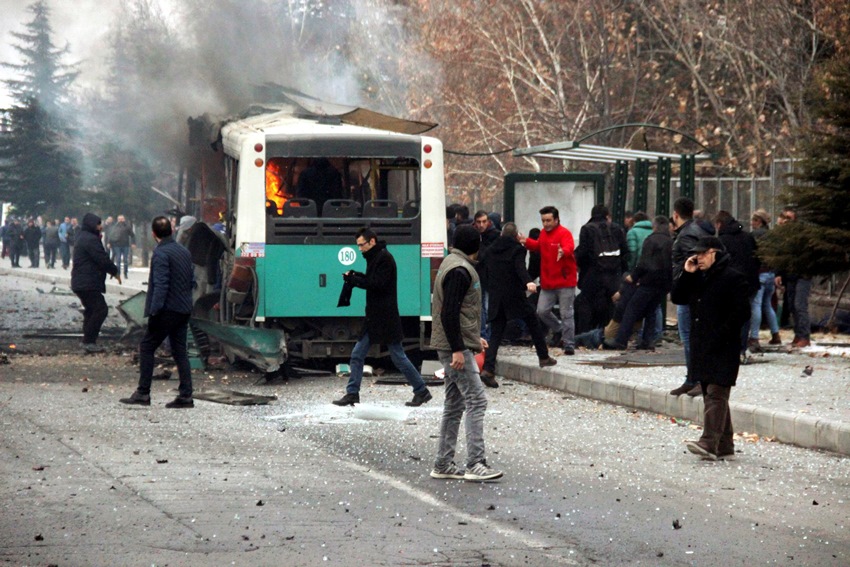 13 убити и 55 ранени при експлозия на автобус в Турция