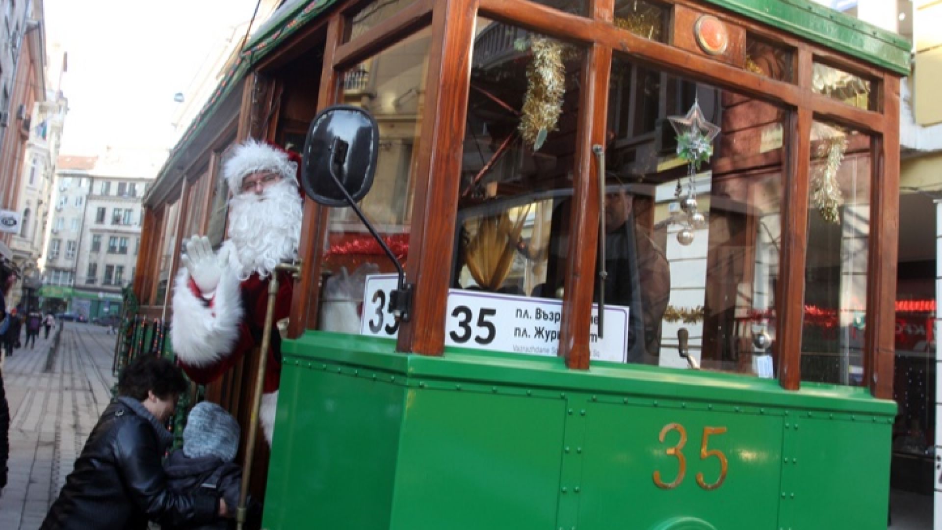 Празничен ретротрамвай ще се движи из столицата от днес съобщиха