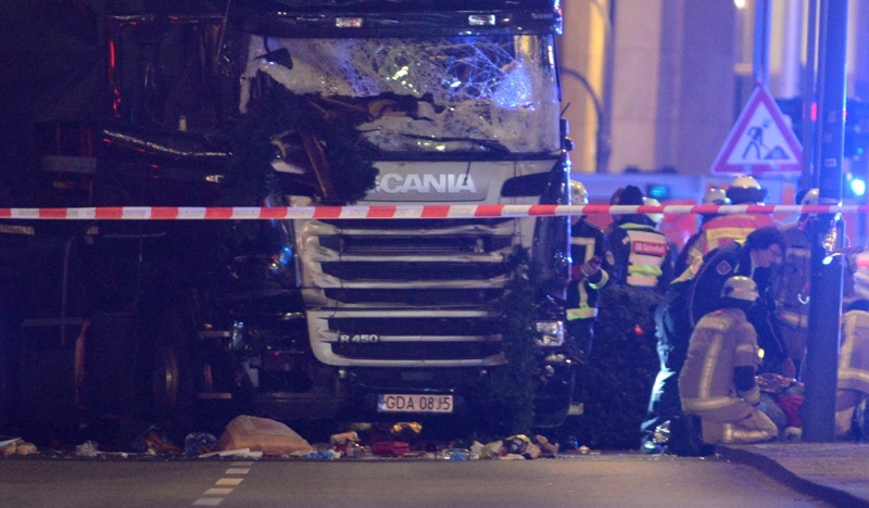 Камион се вряза в коледен базар в Берлин (снимки)