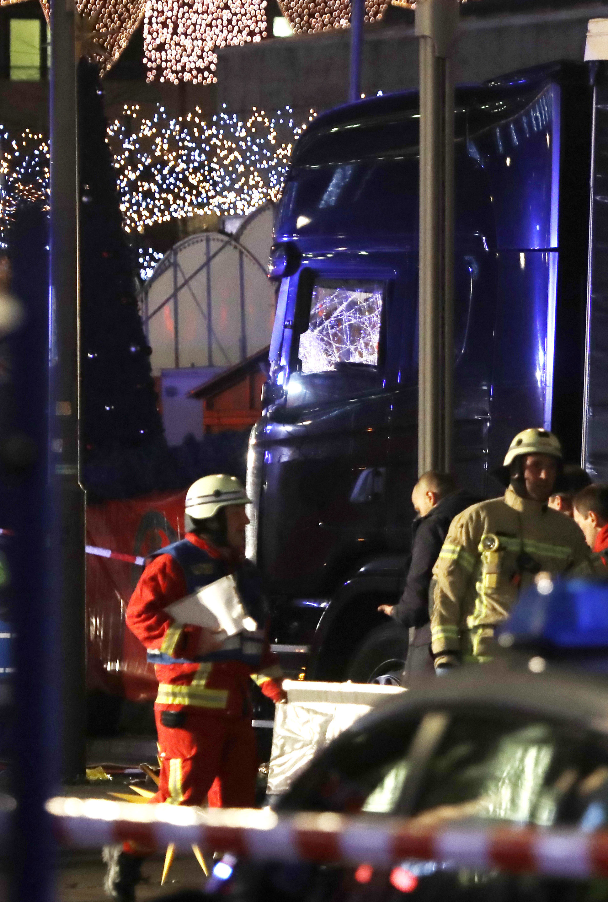 Ислямист от Тунис беше и убиецът с камион на коледен базар в Берлин през декември