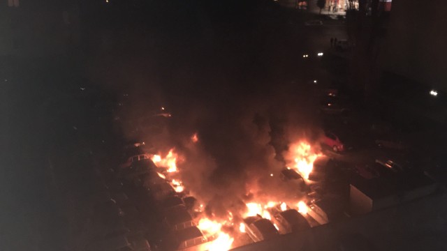 Пожар изпепели коли в столична автокъща