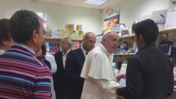 Папа Франциск си купува обувки