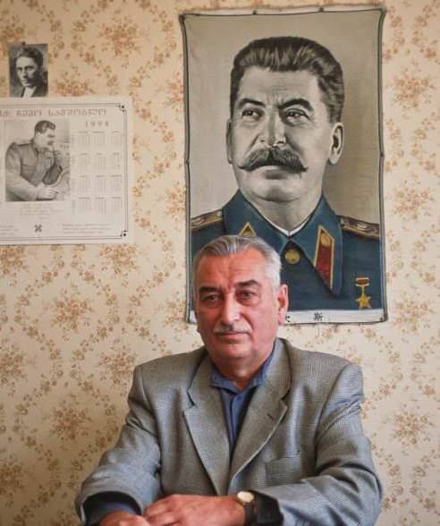 Евгений Джугашвили под портрета на дядо си Йосиф Сталин