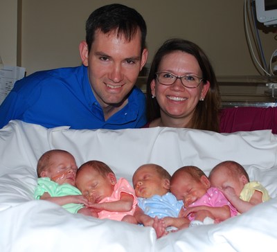 Семейство се сдоби с 4 дъщери и син за 17 мин.
